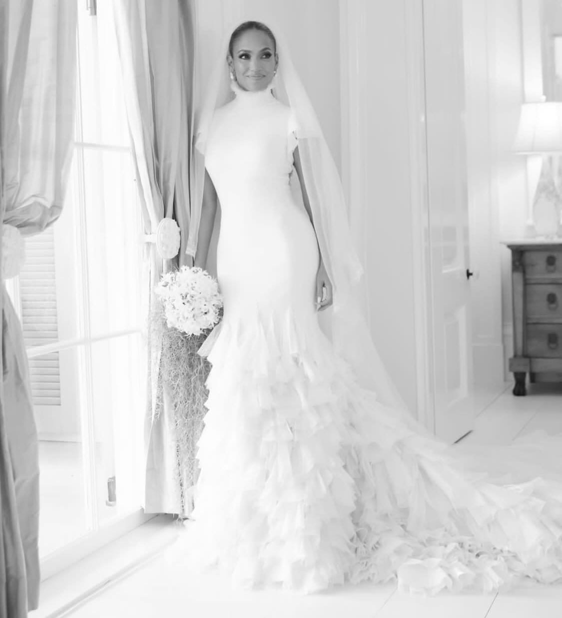 Как выглядели свадебные платья Дженнифер Лопес