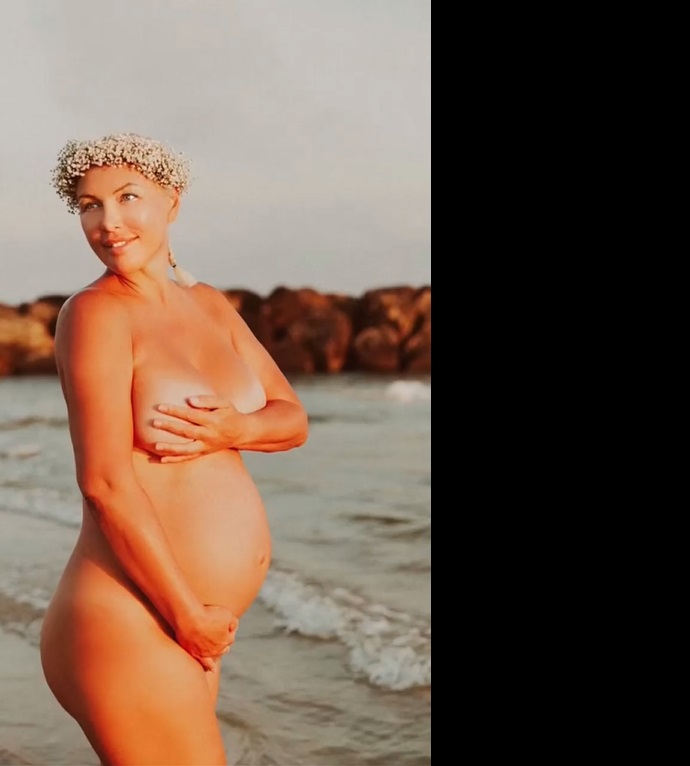 Совершенно голая беременная Наталья Рагозина устроила фотосессию на берегу моря