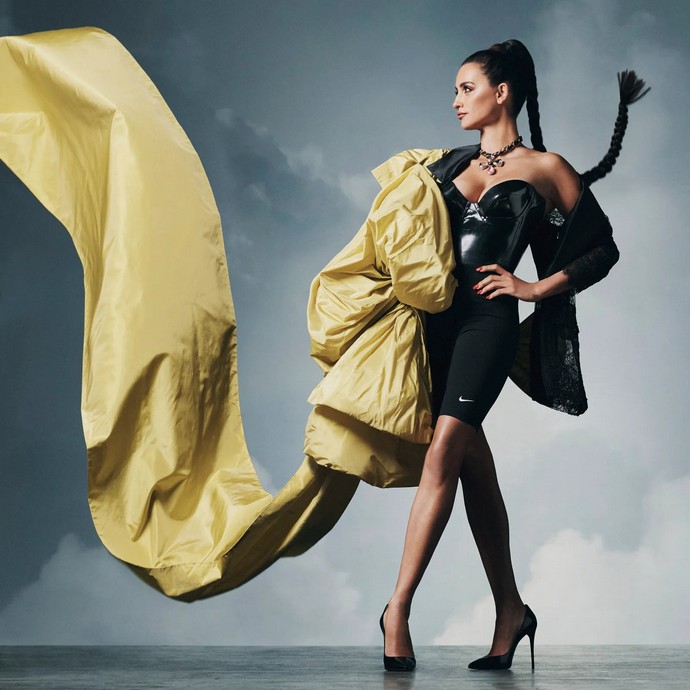 Пенелопа Крус продемонстрировала свои сексуальные формы в латексном корсете  на обложке журнала «Vogue»