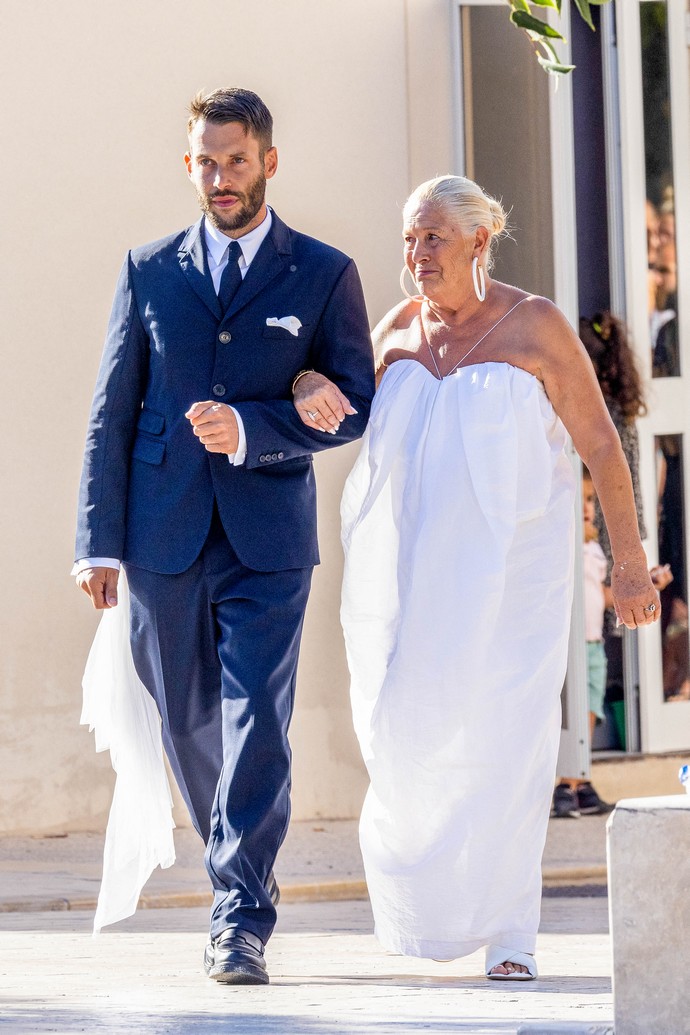 Дуа Липа в прозрачном белом наряде пришла на французскую свадьбу двух геев