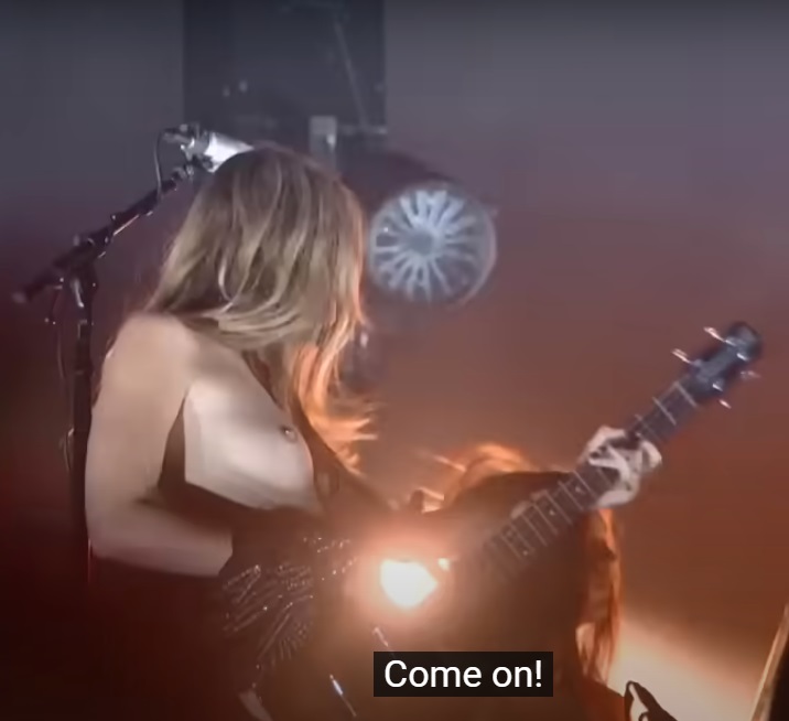 Во время выступления Maneskin на MTV Video Music Awards  Дамиано Давид крутил на сцене голым задом в стрингах, а басистка Виктория Де Анджелис обнажила грудь