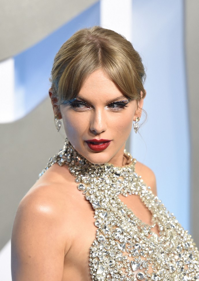 Тейлор Свифт в серебряном платье из кристаллов стала лидером в списке самых дорогих нарядов на MTV VMAs