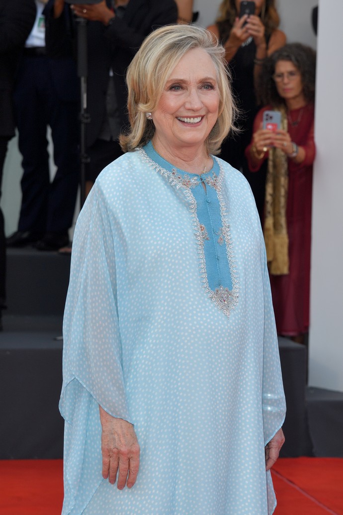 Ночная сорочка или персидский балахон: Хилари Клинтон не заморачивается при выборе платья