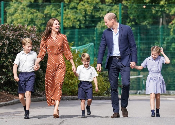 «Со всей бандой»: Принц Уильям и Кейт Миддлтон в гламурном голливудском платье со всеми своим детьми пришли знакомиться с новой школой