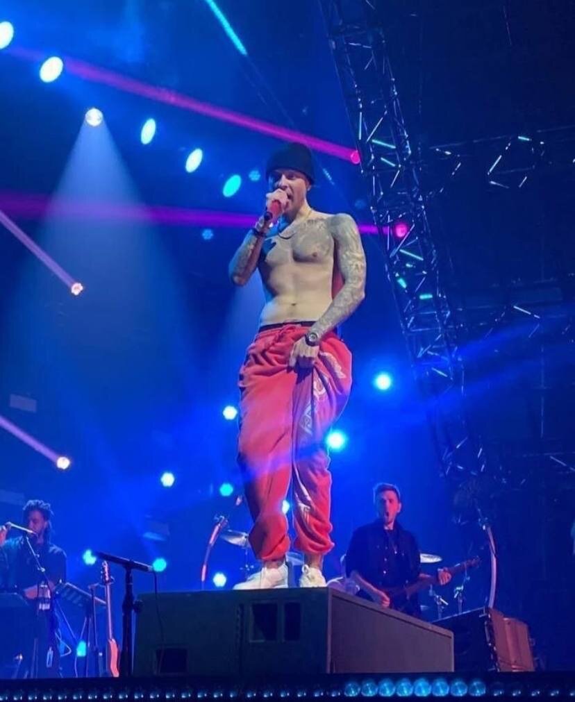 Егор Крид спустил штаны на концерте и показал новую татуировку