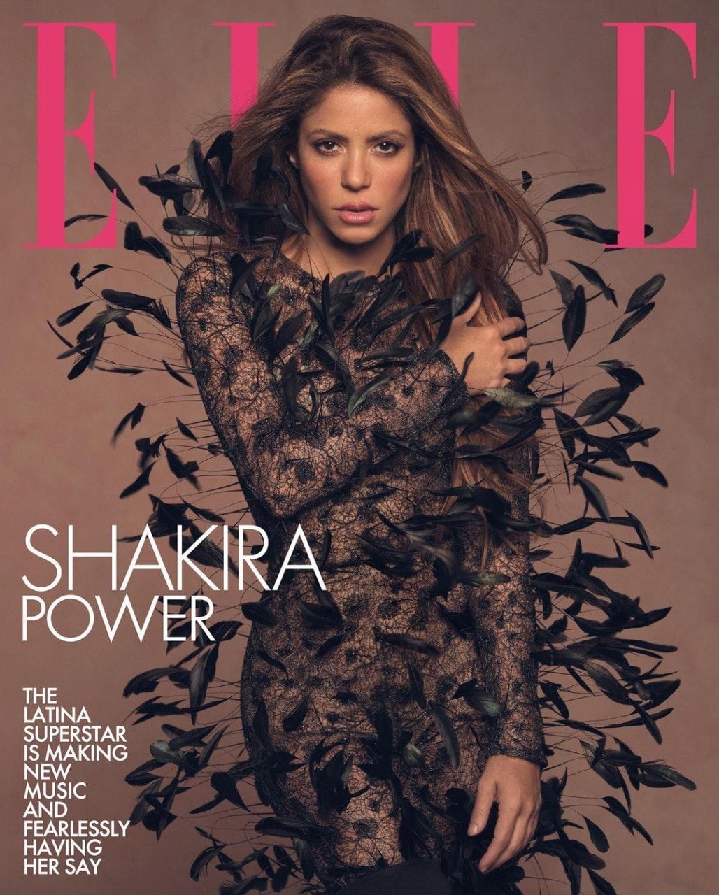 Фантастическая Шакира снялась в костюме "ворона" для журнала Elle Us и дала откровенное интервью 