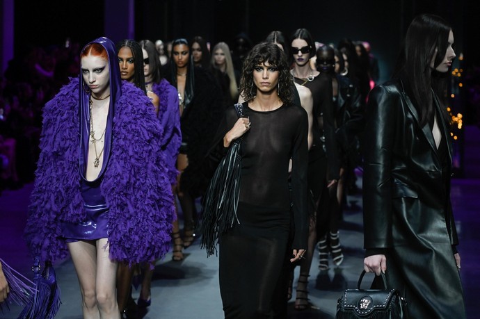 Всё – мрак: Ирина Шейк стала готом, и Эмили Ратаковски – рокером на показе Versace
