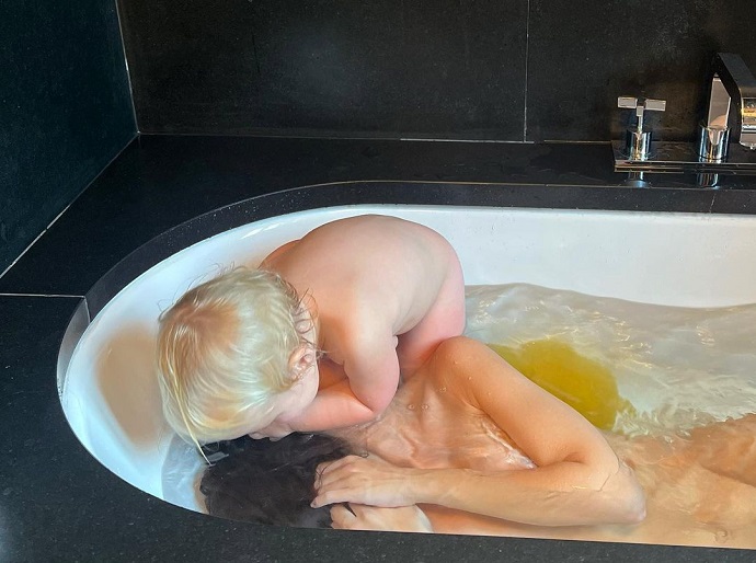 Обнаженная Эмили Ратаковски принимает ванну вместе с маленьким сыном