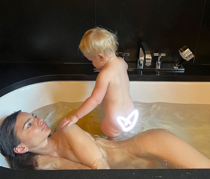 Обнаженная Эмили Ратаковски принимает ванну вместе с маленьким сыном