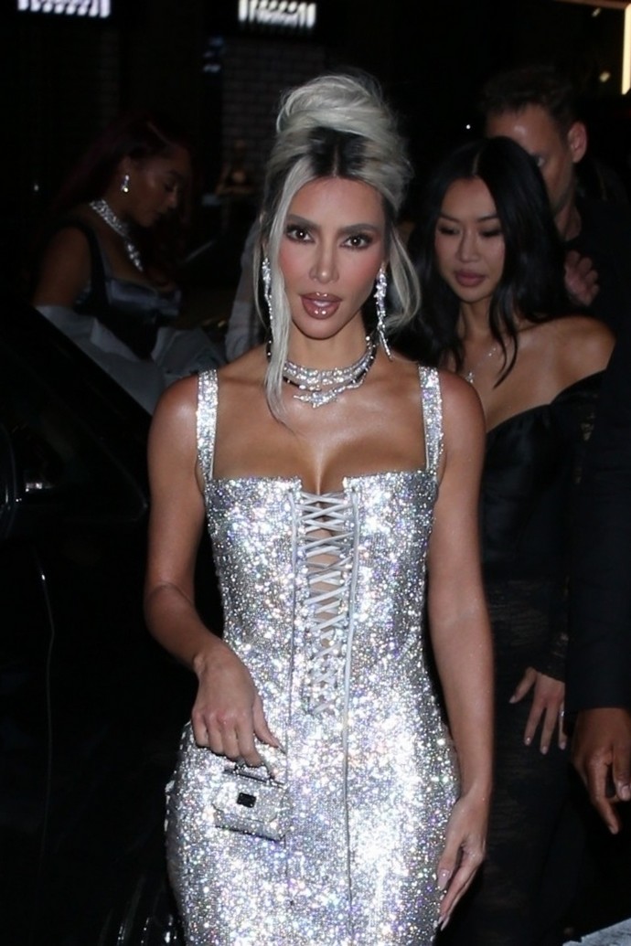Семейство Кардашьян забирает подиум у Dolce & Gabbana: Ким сияет своим задом, а Хлоя Кардашьян – бюстом