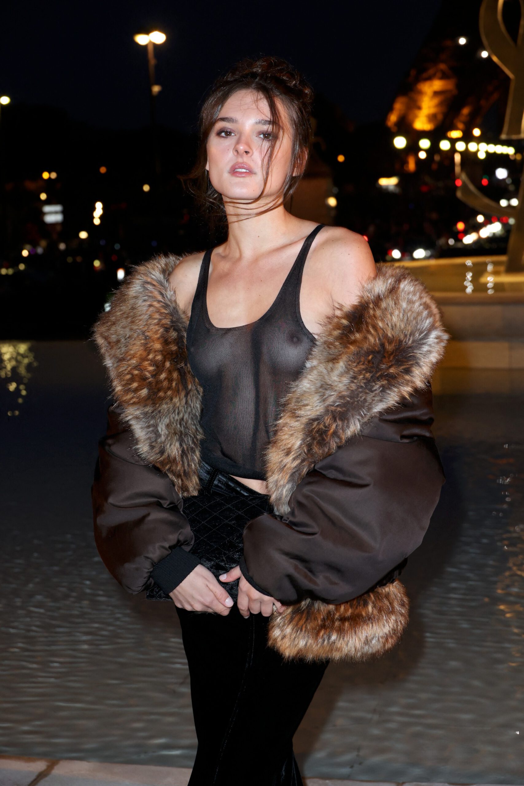 Американская певица Шарлотта Лоуренс появилась на модном показе в прозрачной майке на голое тело и у неё порвалась юбка, обнажив попку