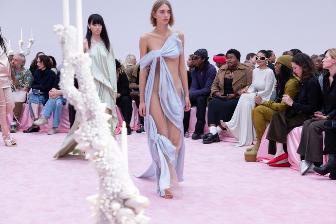 Кайли Дженнер уже не знает, какую часть тела оголить, чтобы быть замеченной на Парижской неделе моды
