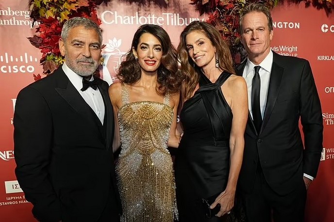Синди Кроуфорд, Дуа Липа и Дрю Бэрримор засветились на мероприятии Фонда Клуни, а вот Джулия Робертс Джорджа Клуни порядком достала