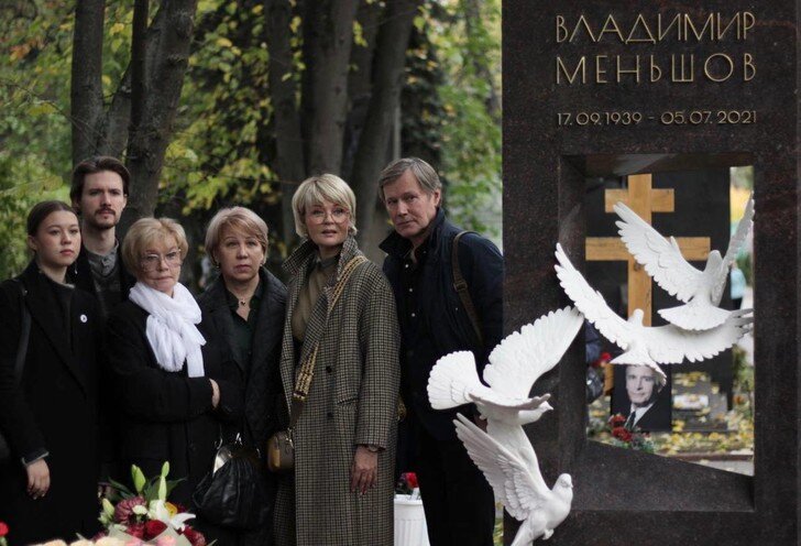 На могиле Владимира Меньшова установили оригинальный памятник