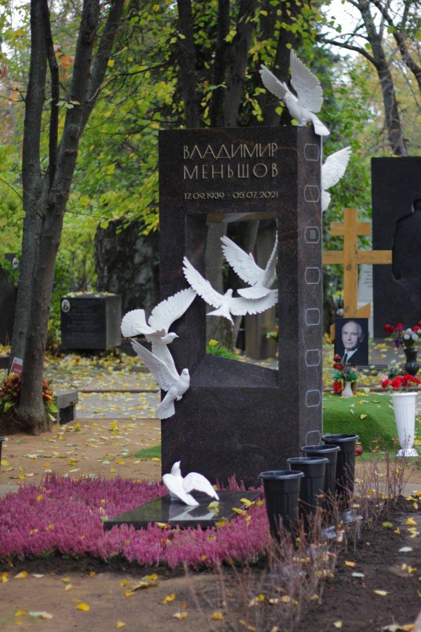 На могиле Владимира Меньшова установили оригинальный памятник