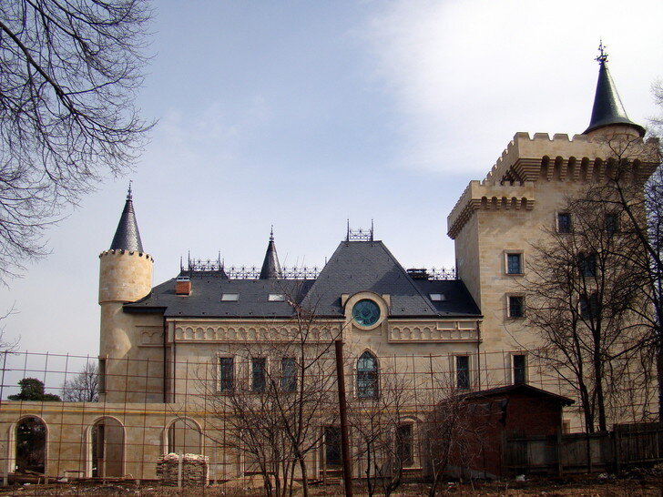Алла Пугачева выставила на продажу неликвидный замок в Грязях за бешеные деньги