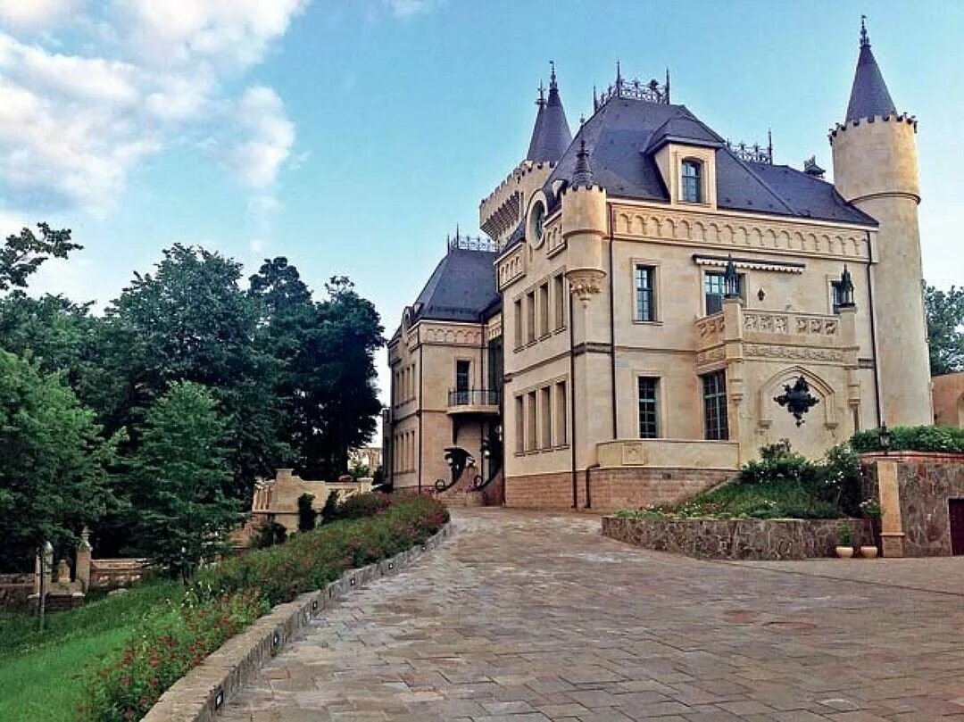 «Под бульдозер»: зря Алла Пугачева отказалась продать замок в Грязях за 700 миллионов рублей