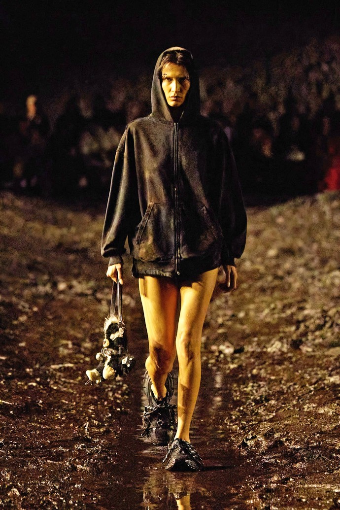 Канье Уэст в стиле Вассермана, Белла Хадид с шипованными протезами и Рената Литвинова в шубе ходили по колено в грязи на показе Balenciaga