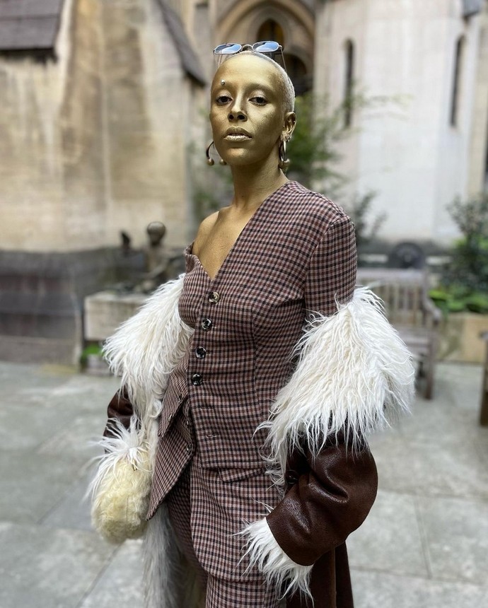 «Усталая старая статуя imao»: Doja Cat «выглядела уродливо» на Неделе моды в Париже