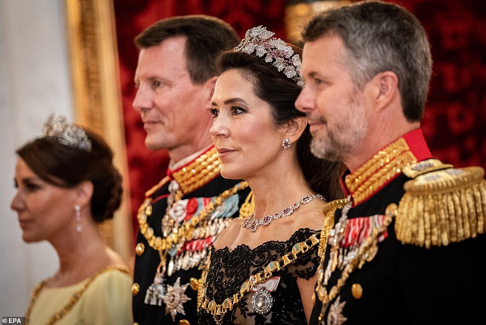 Королева Дании Маргрете II лишила титулов своих внуков: любовная драма в королевской семье