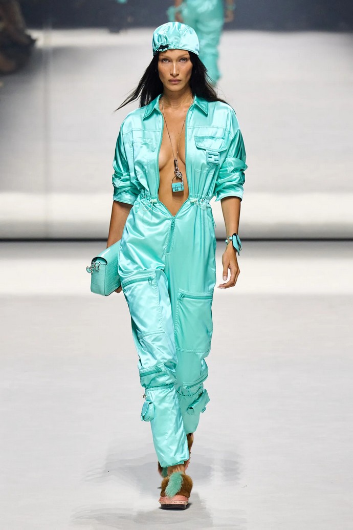 Белла Хадид в эротичном кружевном платье отметила своё 26-летие: ТОП-10 сексуальных образов модели