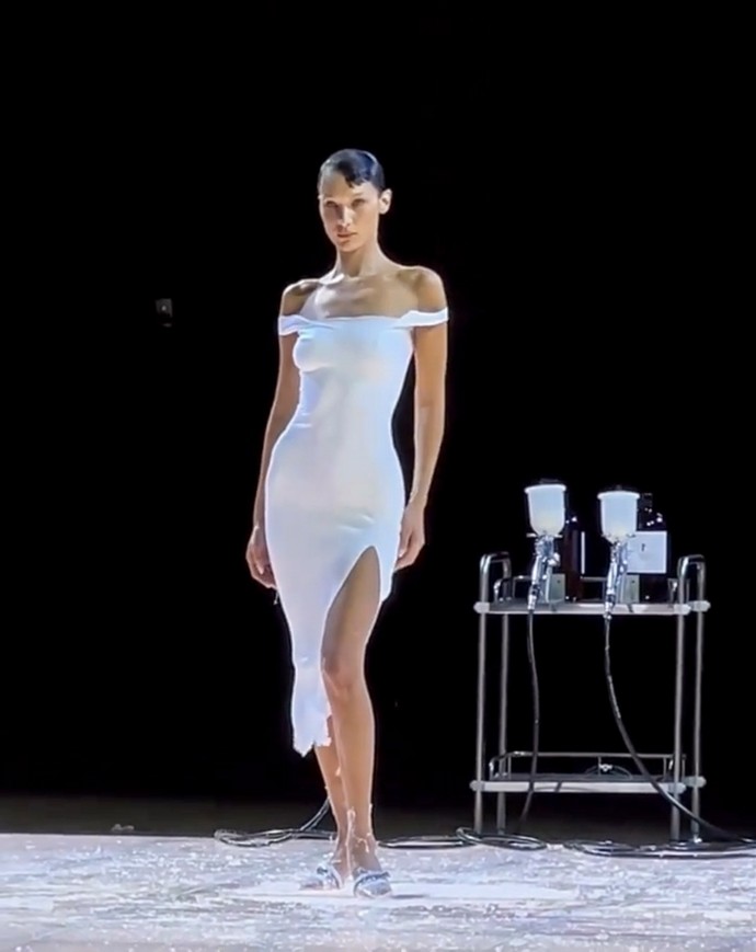 Белла Хадид в эротичном кружевном платье отметила своё 26-летие: ТОП-10 сексуальных образов модели