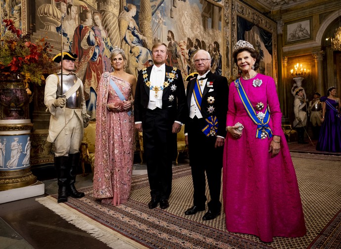Каска вместо тиары и строительная жилетка вместо мантии: Оригинальный наряд королевы Максимы в Стокгольме не остался не замеченным