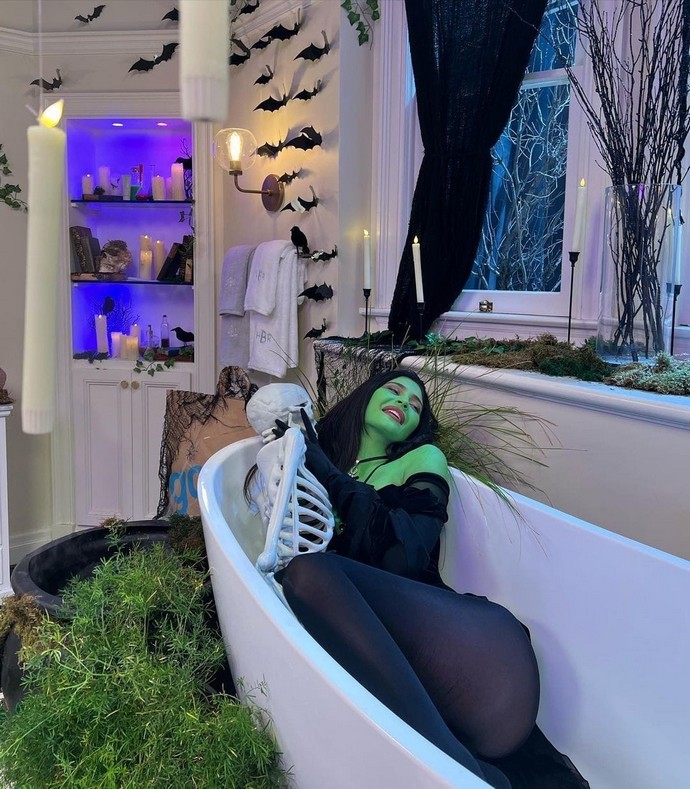 Позеленевшая Кайли Дженнер оказалась в ванной Хейли Бибер в объятиях неизвестного