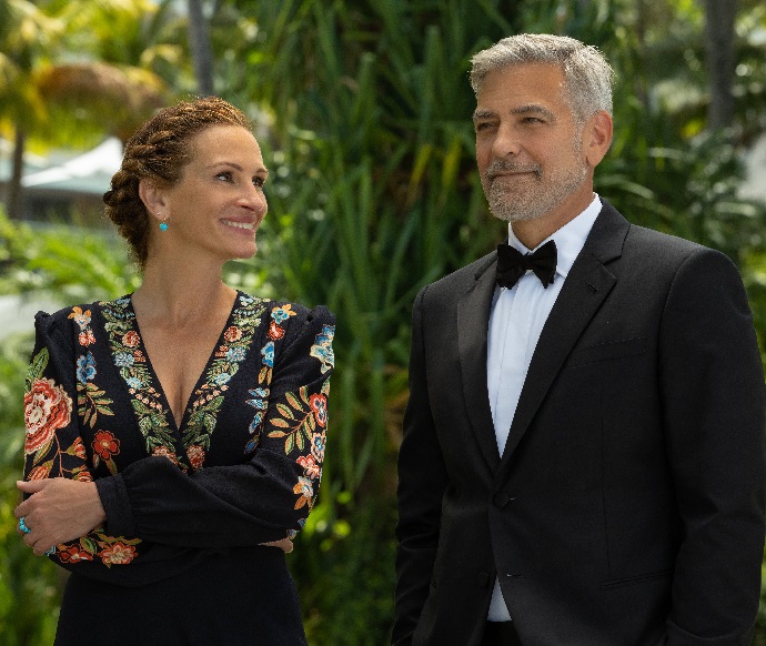 "Похожи на женатую парочку": Джордж Клуни и Джулия Робертс появились на публике под ручку и невероятно сочетались по стилю одежды