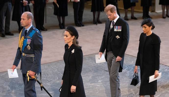 Меган Маркл и принц Гарри пожаловались, что члены королевской семью пренебрежительно с ними обращались
