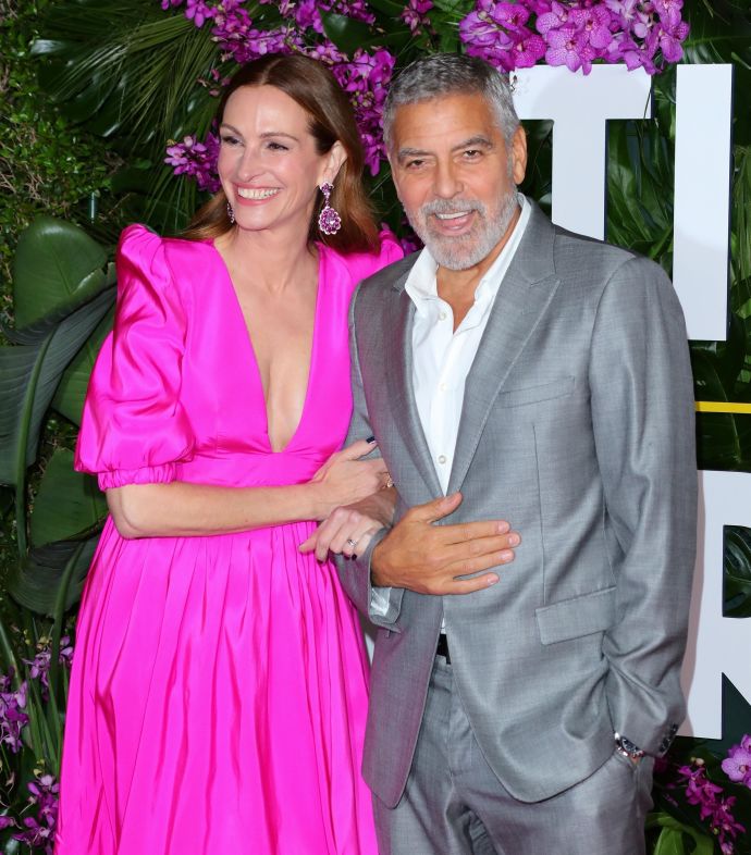 "Кого хочешь выбирай": Джордж Клуни успел пообниматься и с женой, и с Джулией Робертс на красной дорожке