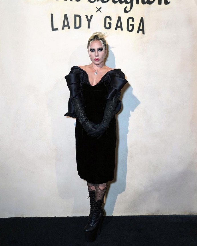 Леди Гага в дырявых чулках появилась на гламурной вечеринке Dom Perignon