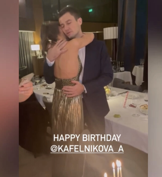 Алеся Кафельникова сверкая грудью весело отпраздновала день рождения в компании известных подружек