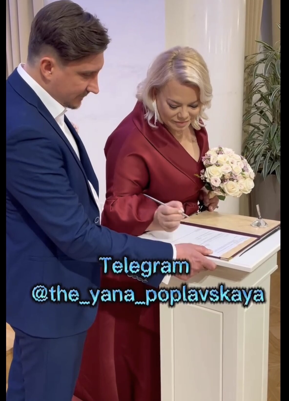 55-летняя Яна Поплавская вышла замуж в халате цвета свеклы