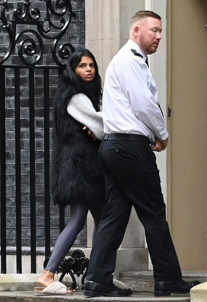 Наследница миллиардера и жена премьер-министра Великобритании Акшата Мурти разгуливает по Лондону в белых тапочках