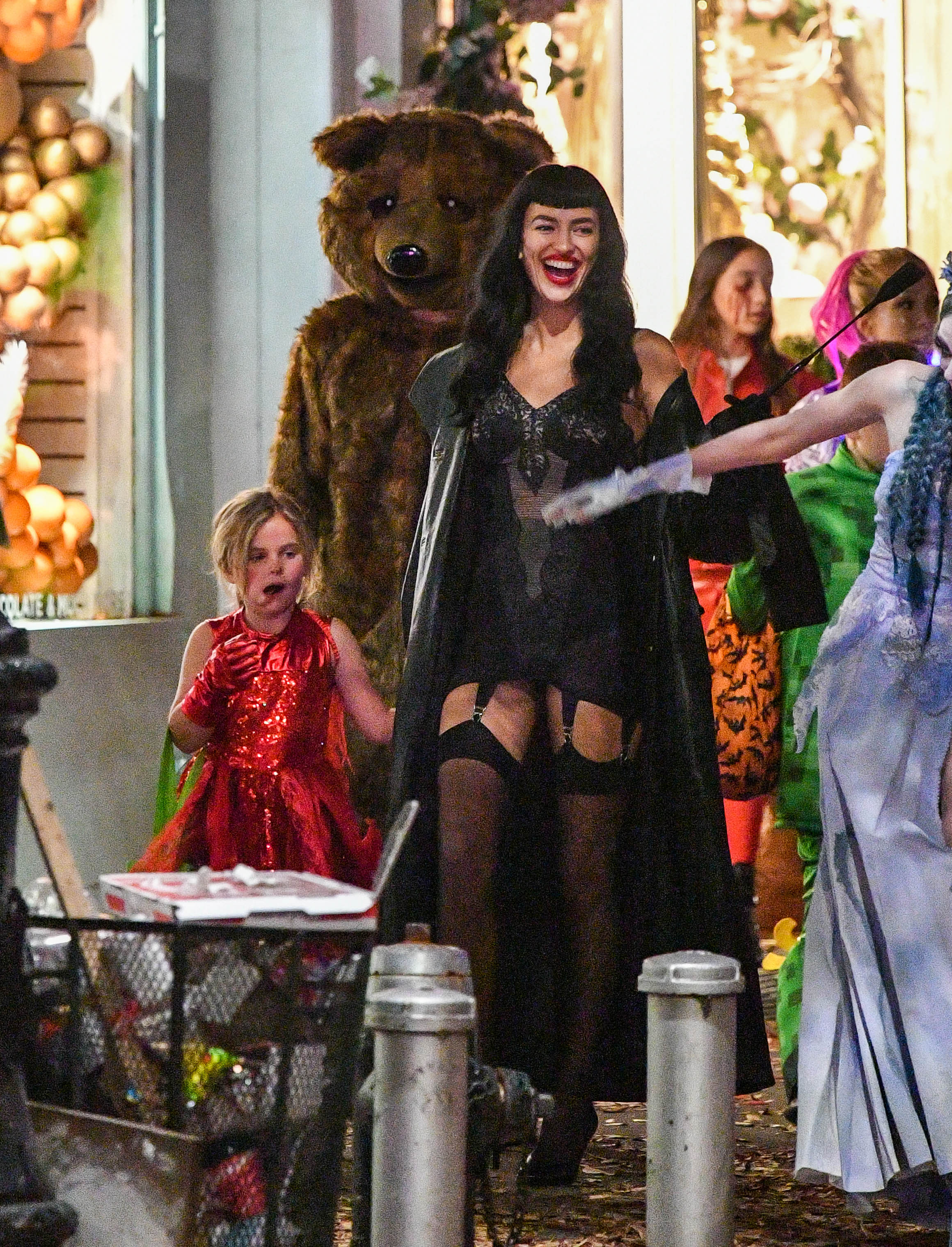 Ирина Шейк притащила медведя на Хеллоуин, за костюмом которого скрывалась очень интересная личность