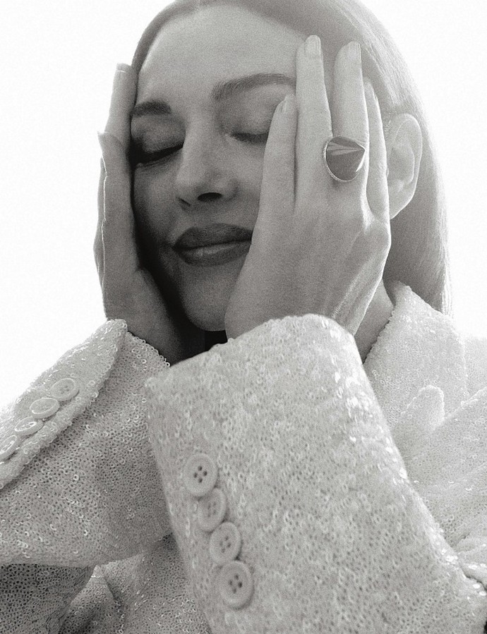 «Я всегда была немного гибридом»: Моника Беллуччи впервые появилась на обложке итальянского журнала Style Magazine и дала откровенное интервью