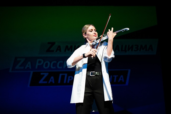 Оскар Кучера и Елена Север стали ведущими концерта агитбригад�� «РусскогоРадио» в Костроме