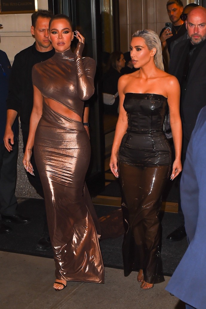 Ким Кардашьян продемонстрировала нижнее бельё, а её сестра Хлоя – голую грудь на церемонии CFDA Awards