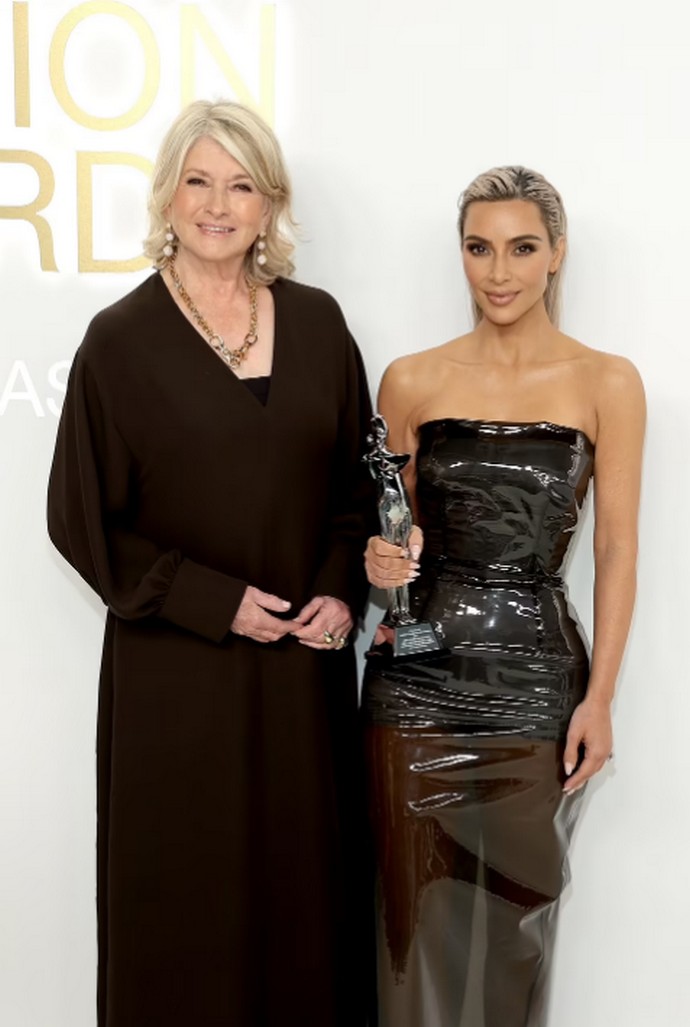 Кайли и Кендалл Дженнер надели чёрно-белые наряды, а 76-летняя Шер вспомнила молодость на CFDA Fashion Awards