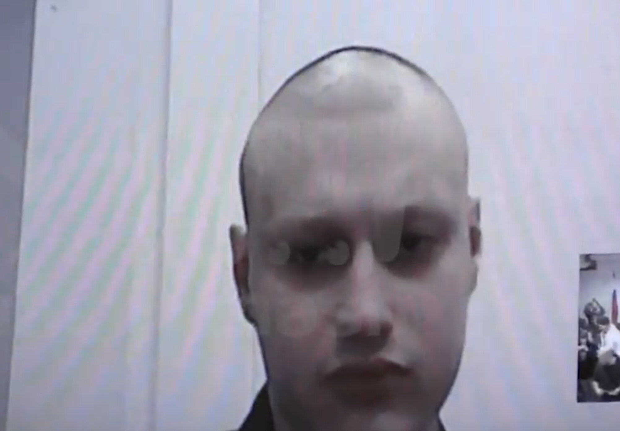 Блогер Некоглай лишился волос и рогов и разрыдался во время судебного заседания