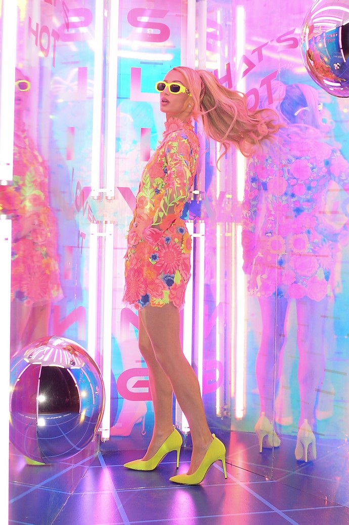 «Я всегда была ботаником под прикрытием»: Пэрис Хилтон в ярких розовых нарядах в стиле Барби отметила открытие своего нового виртуального мира