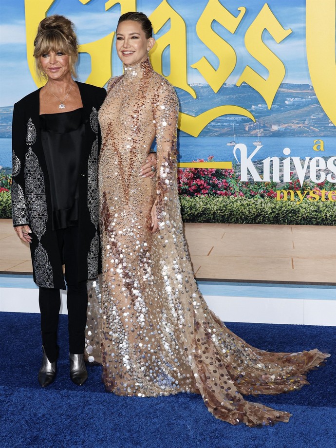 Кейт Хадсон обнажённая в блёстках, Джанель Моне в перьях, а Голди Хоун в чёрном костюме пришли на премьеру «Достать ножи» в Лос-Анджелесе