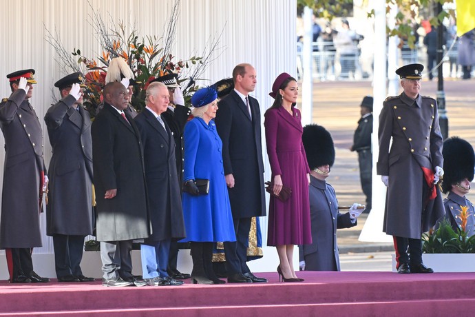 Кейт Миддлтон при встрече с африканским президентом решила продемонстрировать ему самые оригинальные украшения королевского дома