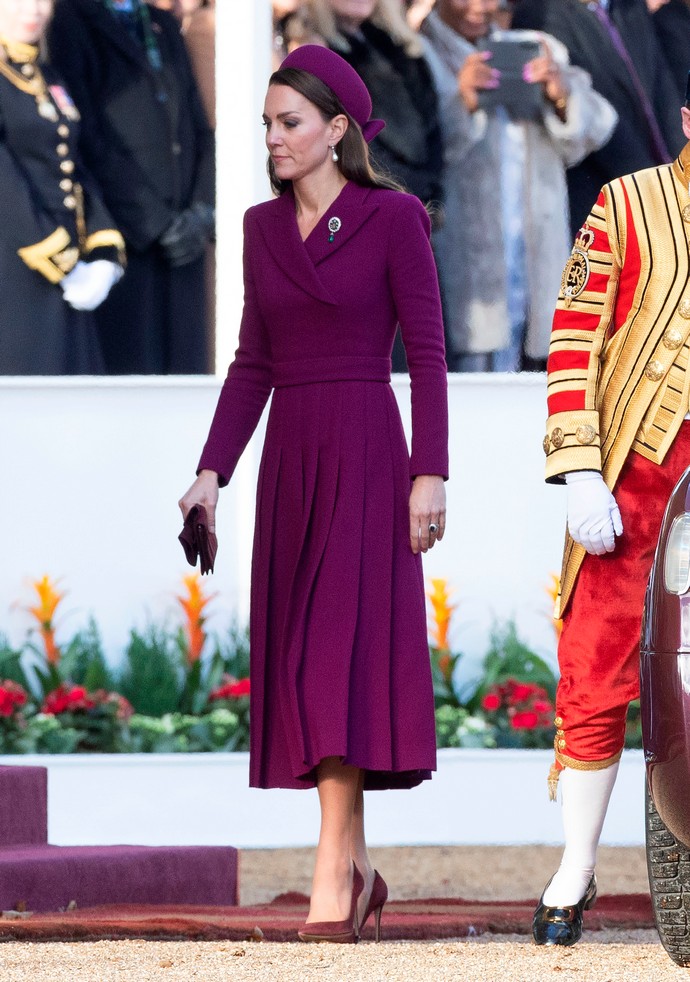 Кейт Миддлтон при встрече с африканским президентом решила продемонстрировать ему самые оригинальные украшения королевского дома