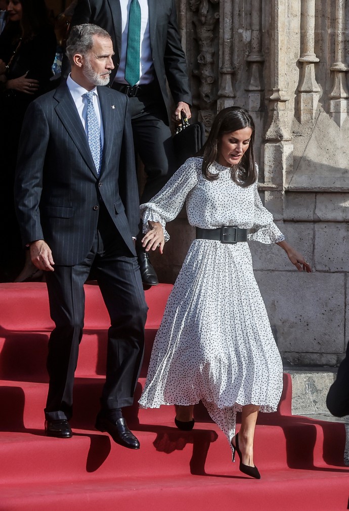 Королева Летиция чуть не навернулась с лестницы во время церемонии вручения Rei Jaume Awards, а её муж даже руки ей не подал