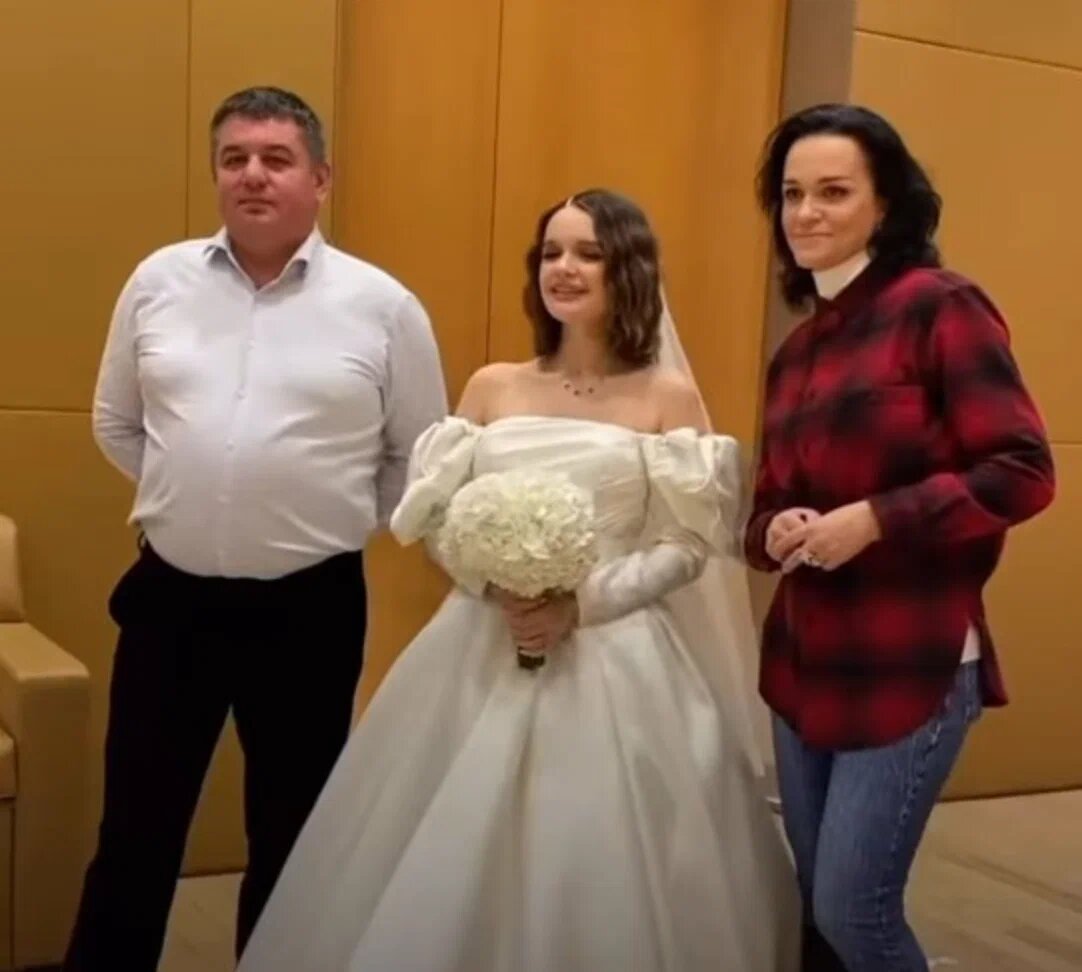 Певица Слава объяснила, почему пришла на свадьбу дочери в таком странном виде