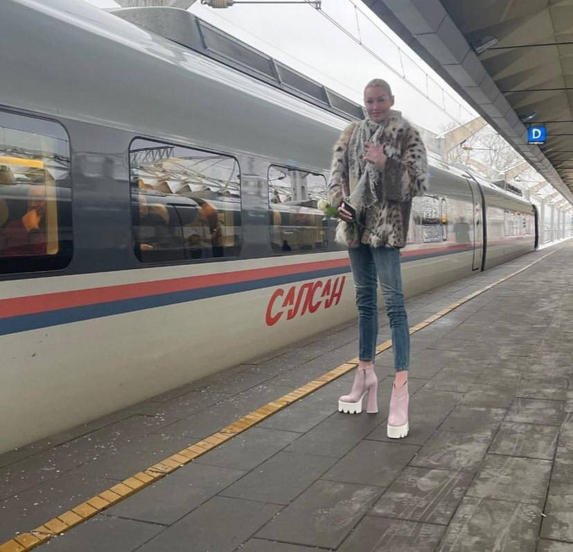 Облезлый леопард на розовых копытах: Анастасия Волочкова навела шороха на железнодорожном вокзале