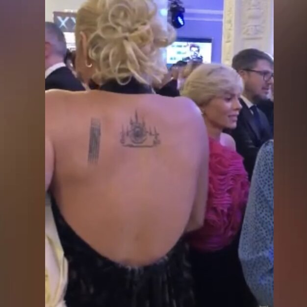 «Баба - гора»: Анастасия Волочкова могучей спиной в татуировках едва не придавила хрупкую жену своего бывшего Елену Николаеву