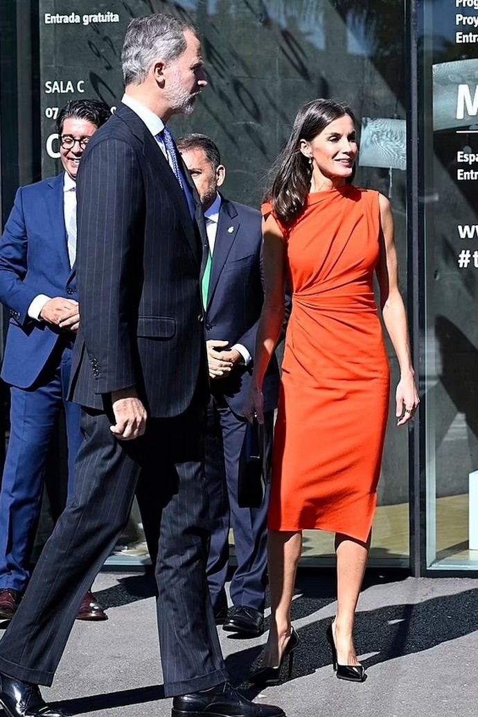 Королева Летиция сияла в дешёвом ярко-оранжевом платье из масс-маркета на вручении очередных медалей